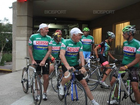 Francesco Moser, Simone Fraccaro y Gabriel Curuchet al Tour de San Luis con los mallotes replica Sanson